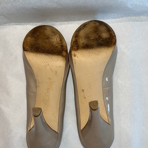 CALVIN KLEIN NUDE PATENT LEATHER PEEP-TOE HEELS.  Size 6 - Picture 8 of 8